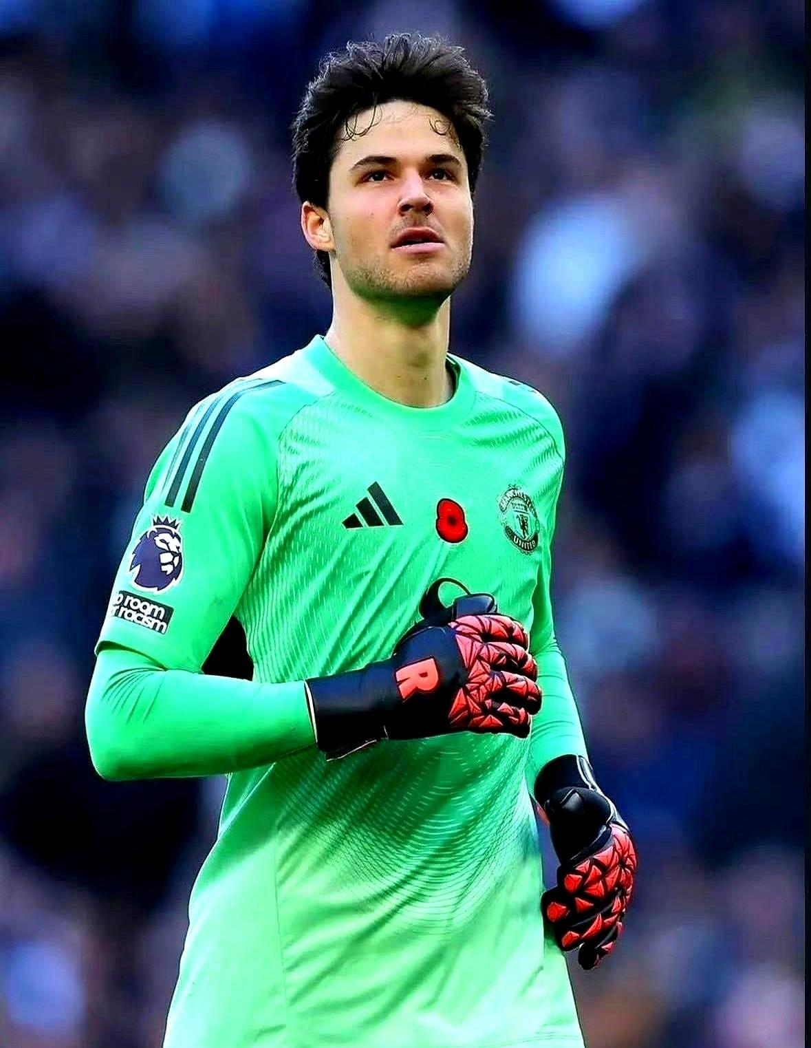 曼联又输球了，但阿莫林一句话把球迷整不会了：“我们在为2030年建队”。队长