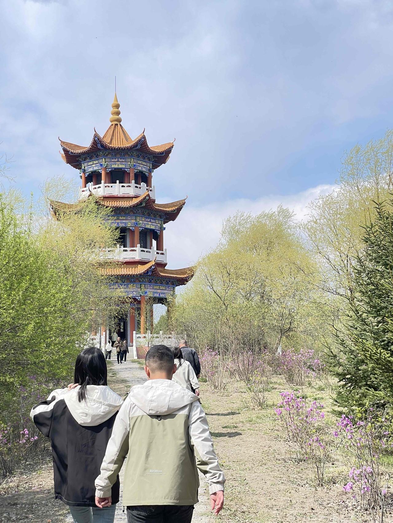 只能是云旅游了机票退了，酒店也退了。这个假期，远方只在屏幕里。我点开直播，跟