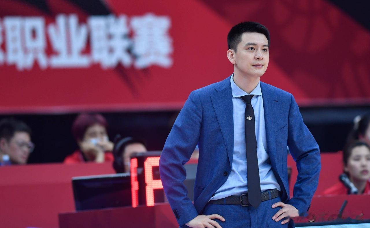 杨鸣为北京男篮出谋划策！北京男篮半决赛出局后，杨鸣在赛后点评时给前者出谋划策！