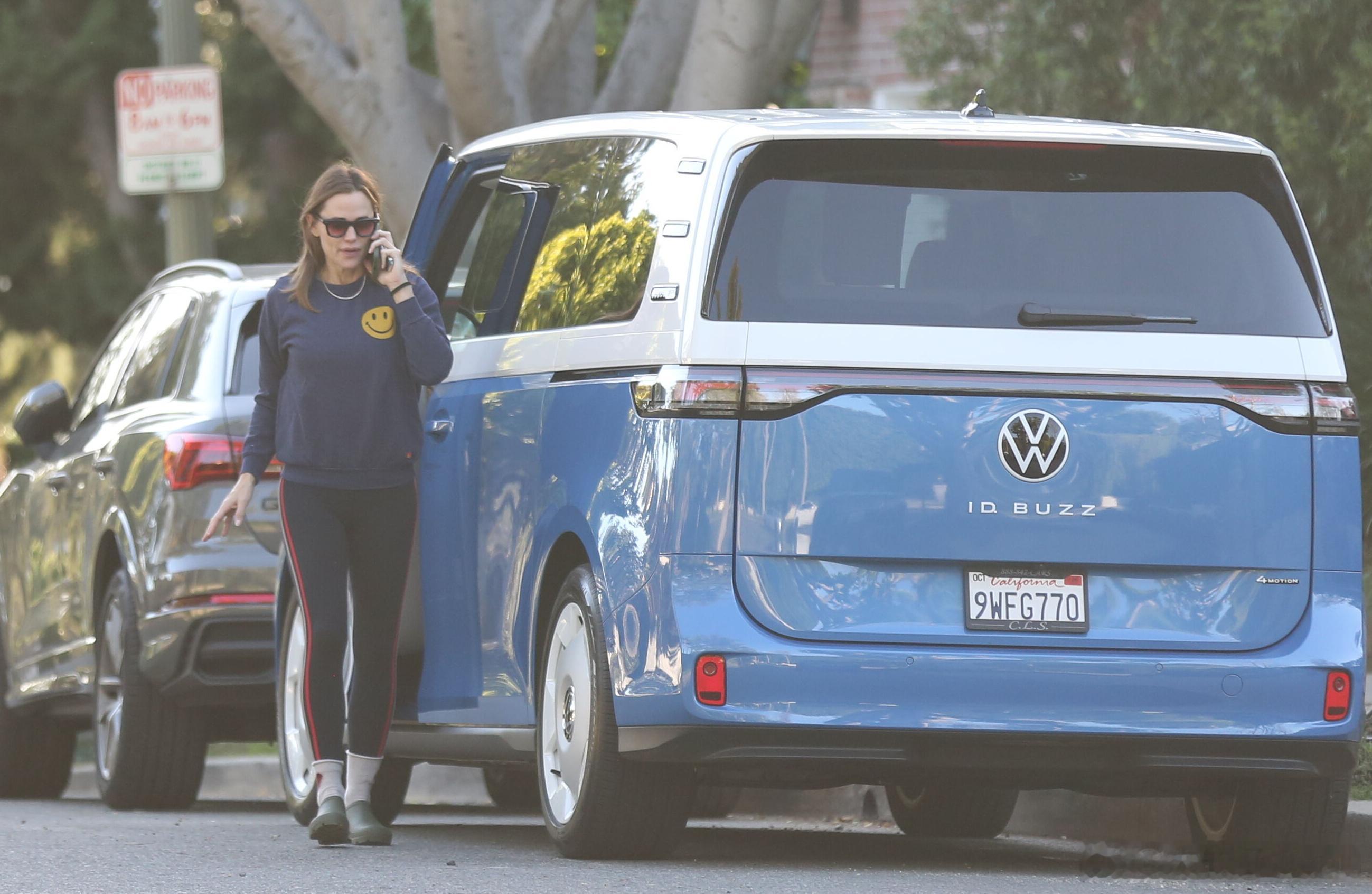 Jennifergarner詹妮弗加纳在洛杉矶外出，开着她的大众小电车出门