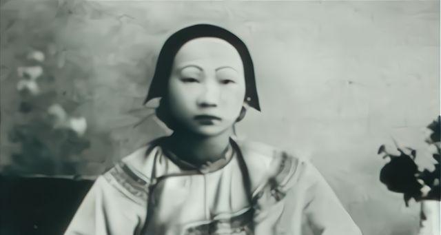 1961年，58岁的马步芳对18岁的五姨太说：“把你妈妈和两个妹妹叫来伺候我
