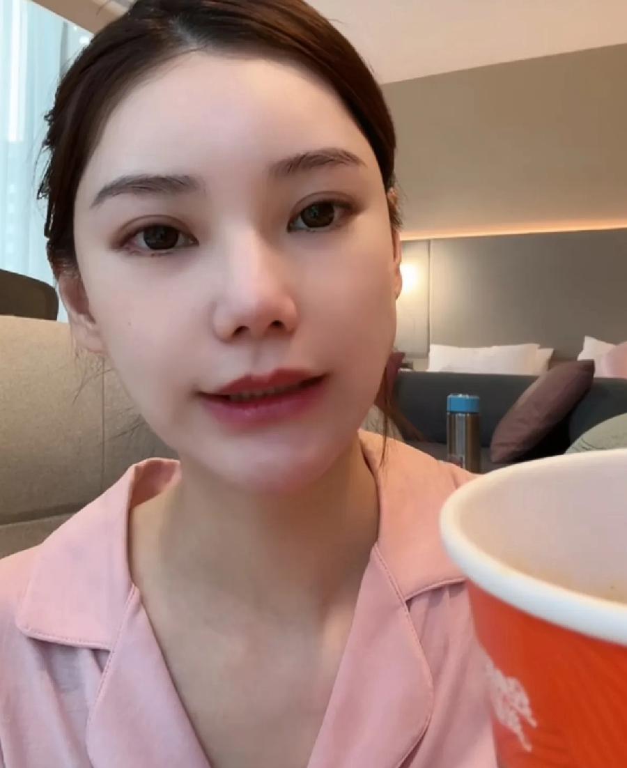 3.8女神节，还在月子中的马筱梅准时开播，直面连日争议。她坦言，近期被大量恶评