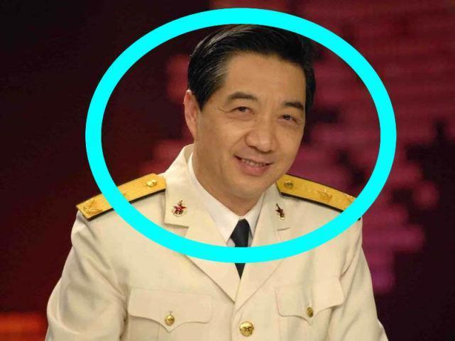 张召忠“满口胡言，忽悠国人”，还说他是为了忽悠美国人。他是在挑衅国人的智商。这样