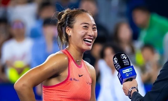 官宣！郑钦文再战保利尼，首秀时间确定，4战全胜剑指复仇！说到中国队和意大利队的