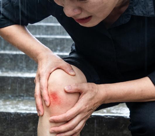 关节一到阴雨天就疼？别硬扛，这才是关节炎的真相阴雨天一到，你的关节就开始“闹