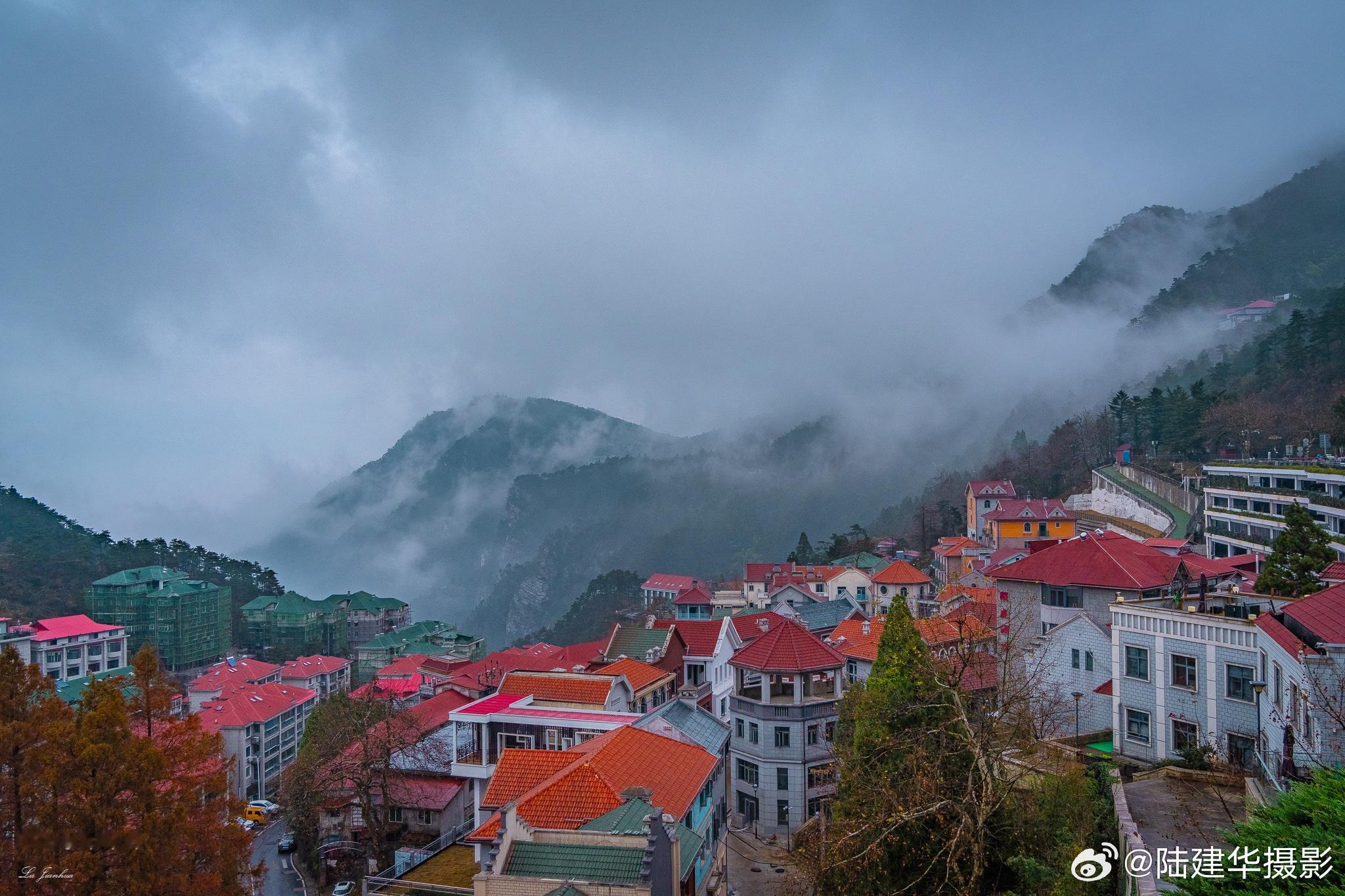 云雾庐山。庐山的云雾，如同仙境一般，让人心驰神往。每一缕云雾都像是大自然精心绘制