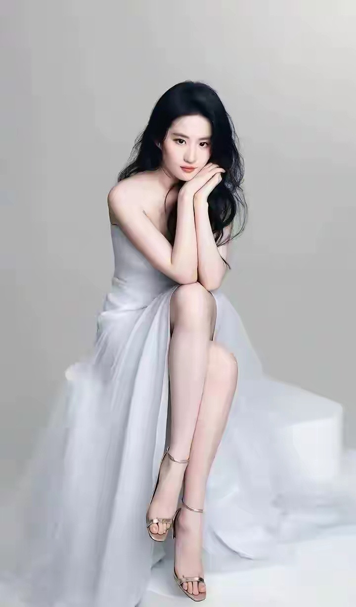 刘亦菲白裙大杀四方！长发飘飘配逆天美腿，妥妥仙女下凡。​​​
