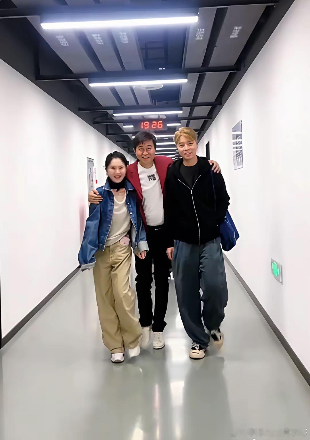 付笛生晒全家福，付毫183高个比爸帅，57岁任静与儿子同框像姐弟！