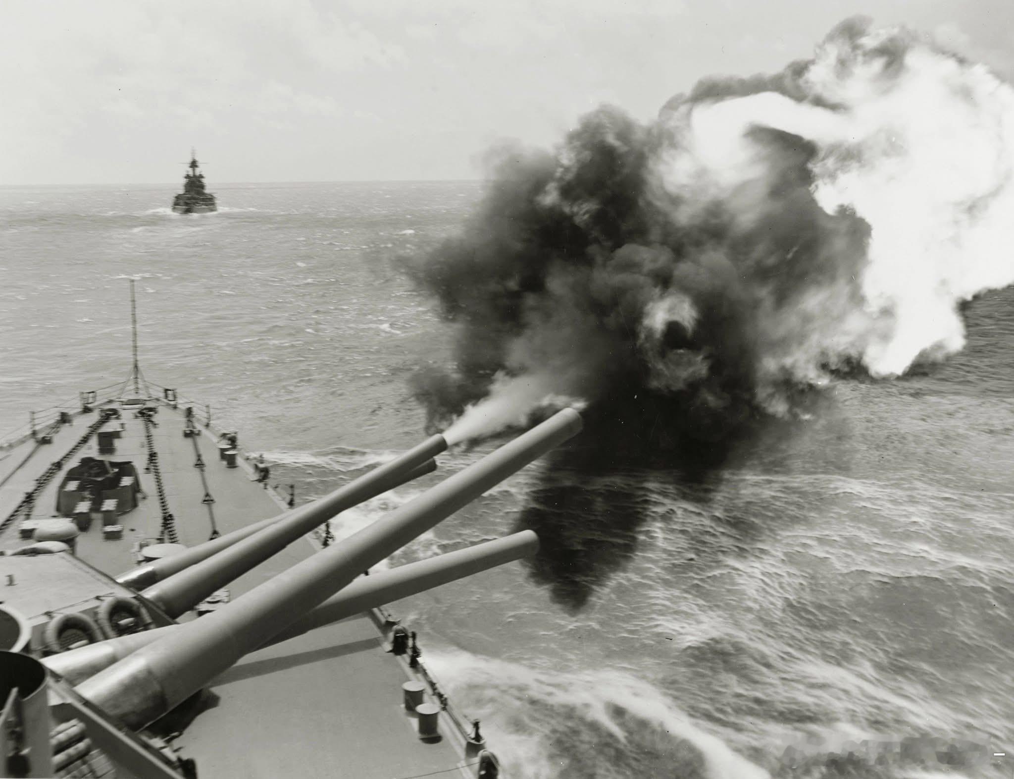 建造中的科罗拉多号战列舰舰体（图一）摄于1921年9月30日纽约海军船厂；图二是