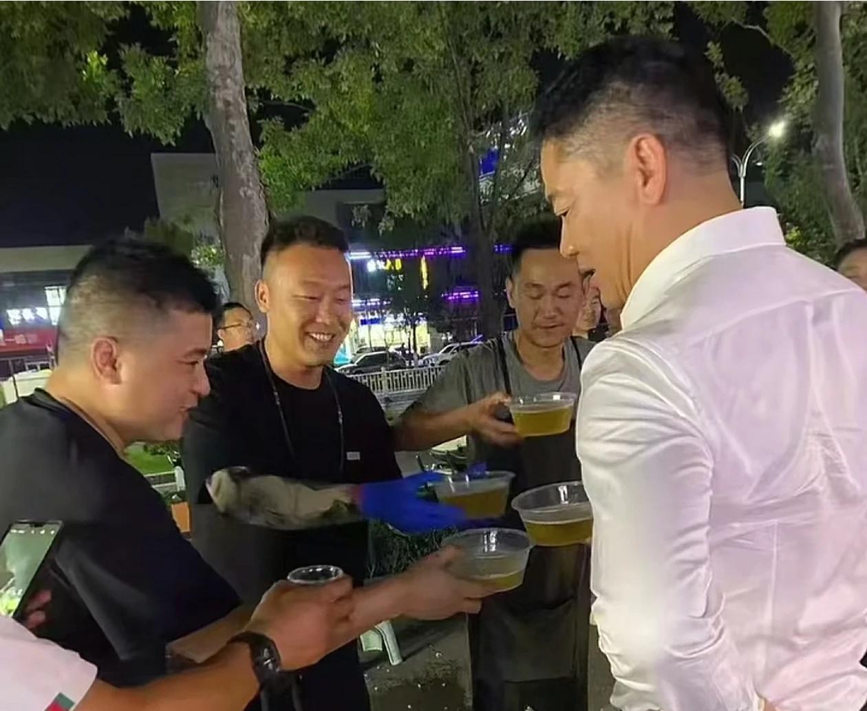 不得不说，东哥真的是性情中人！回到宿迁老家后，不但一点架子没有，更是凌晨1点在大