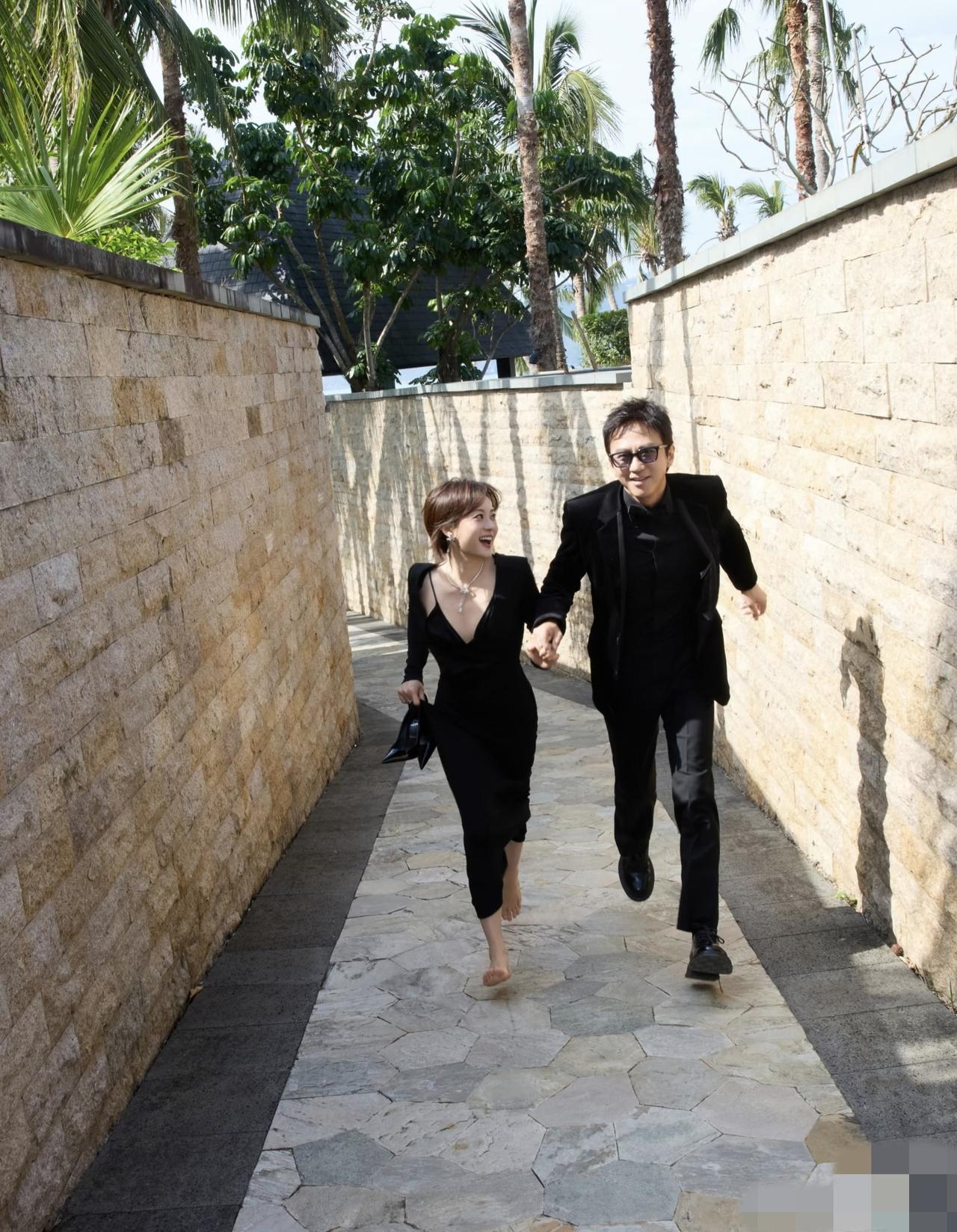 孙俪邓超，太令人想不到了！光脚在三亚小巷里牵手奔跑，重现宛如初恋般的甜蜜时光~