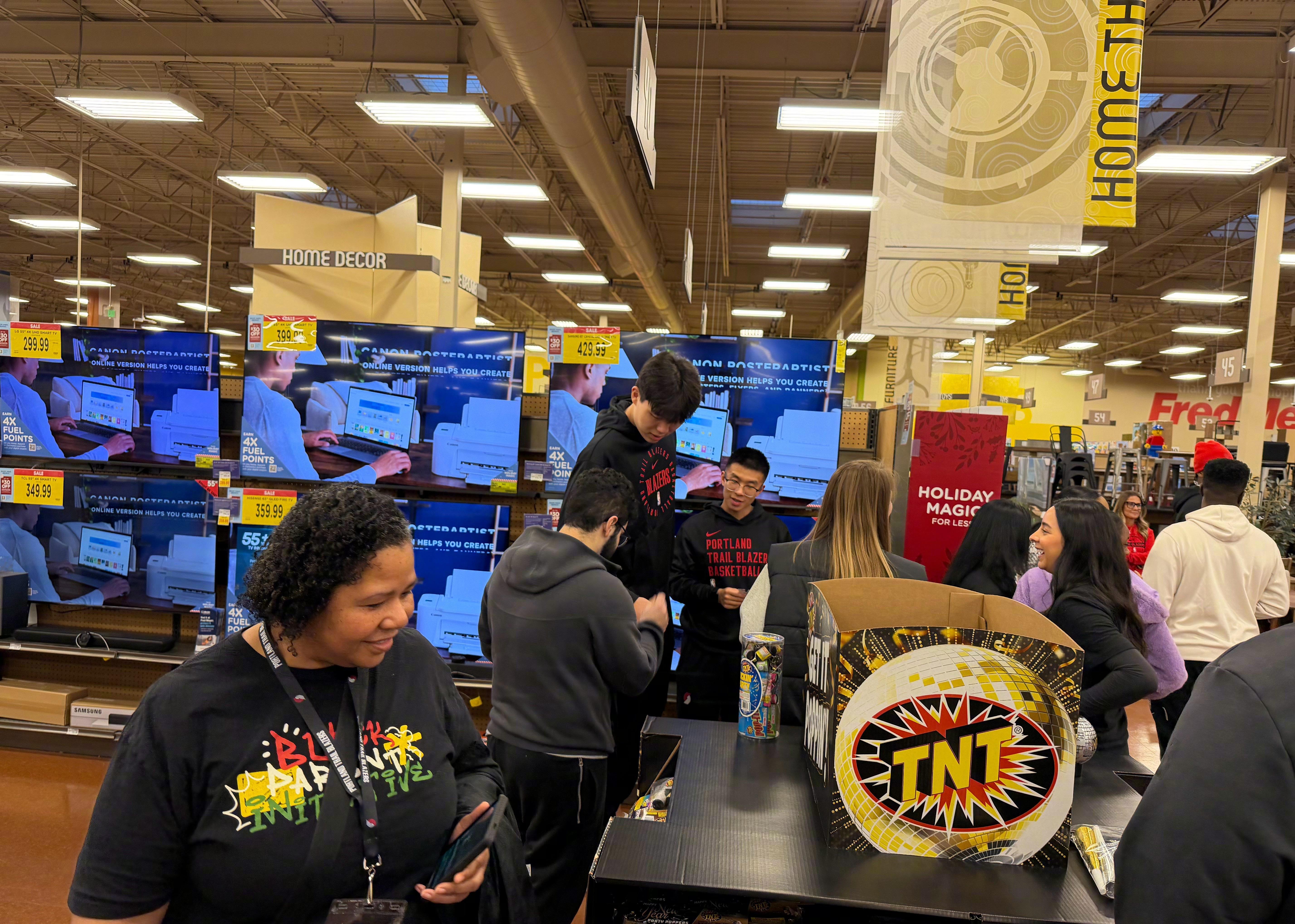 今日，据开拓者队记报道，杨瀚森与队友参与开拓者社区慈善活动。据报道，杨瀚森和其他