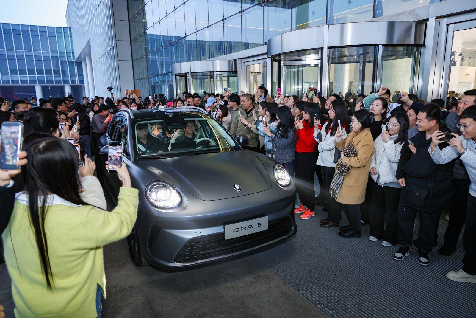 长城欧拉5正式开启预售，定位为年轻人的第一台A级纯电SUV，起售价10.98万元