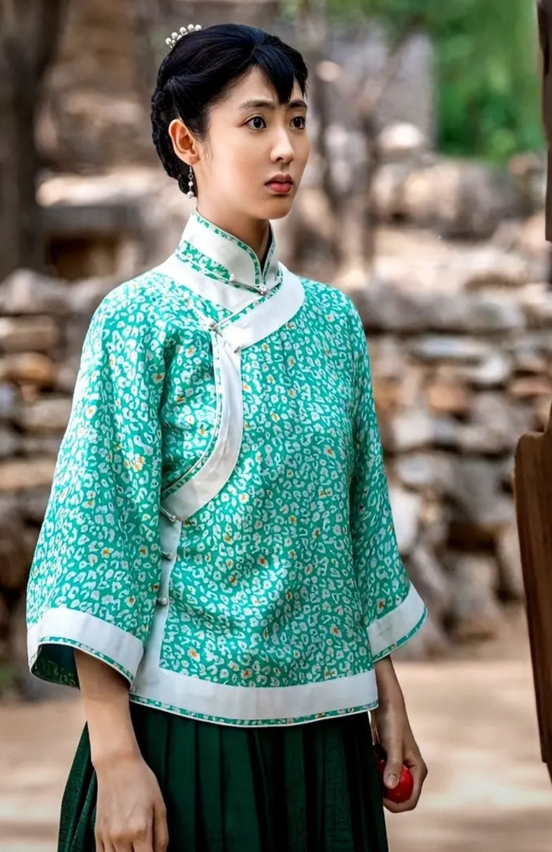 邢菲现在估计压力很大吧，她辗转反侧，怎么也想不通啊，明明在《生万物》里，她只是个