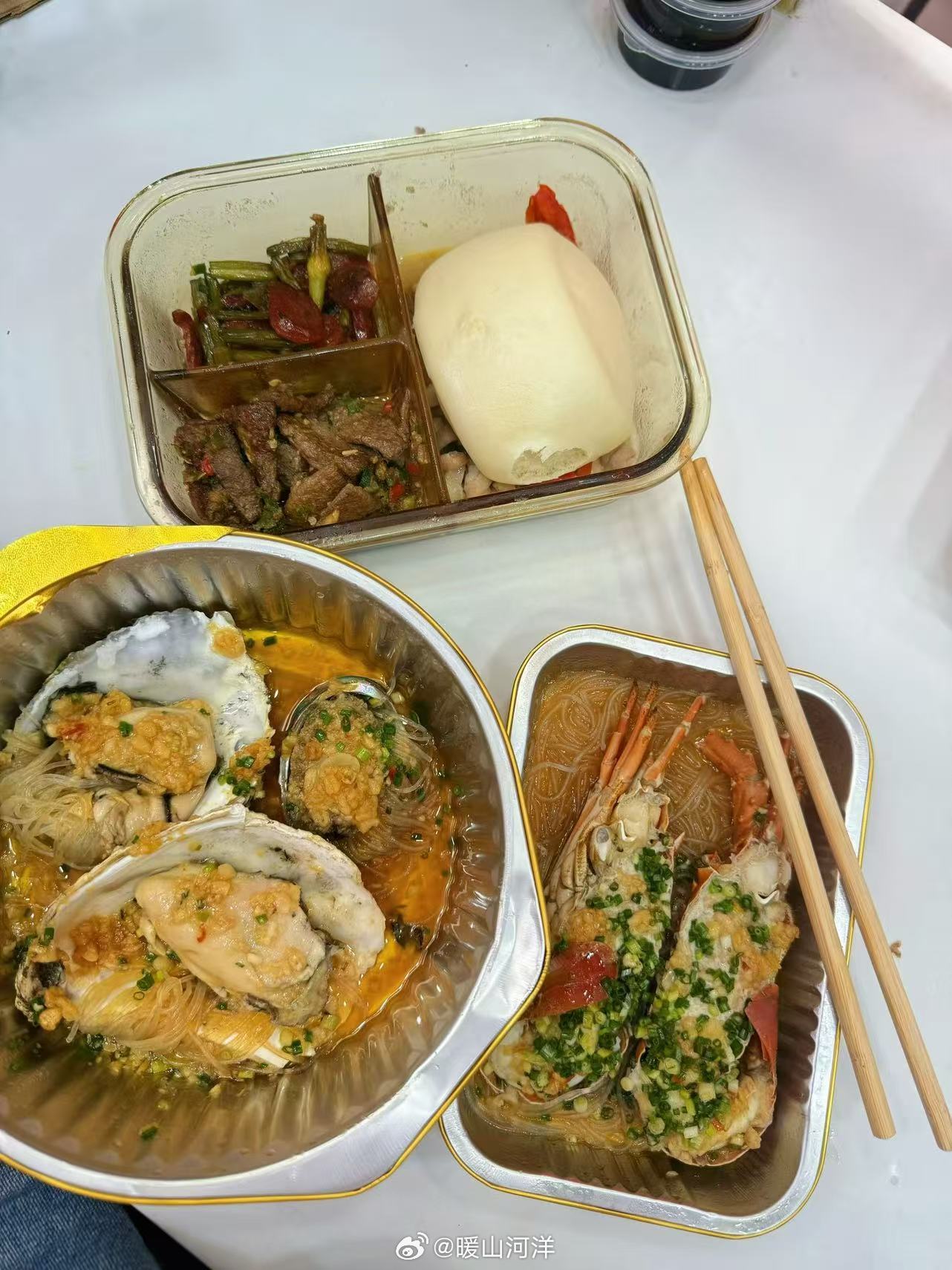 今日美食双倍快乐，一顿清爽轻食，一顿丰盛海鲜餐！午餐是牛肉蔬菜轻食碗，鲜嫩牛肉搭