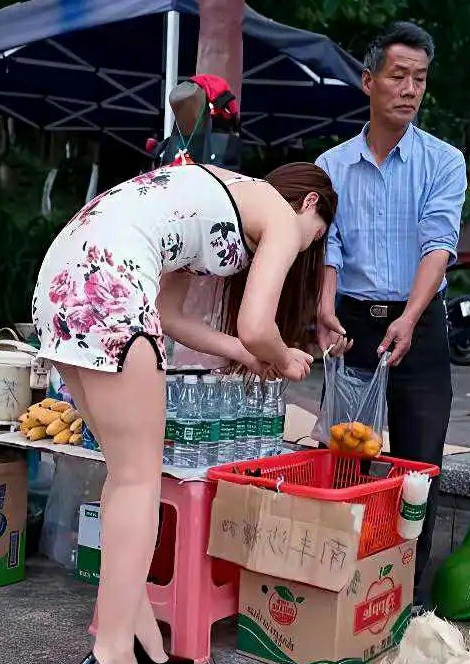 大爷为啥要把头扭过去？