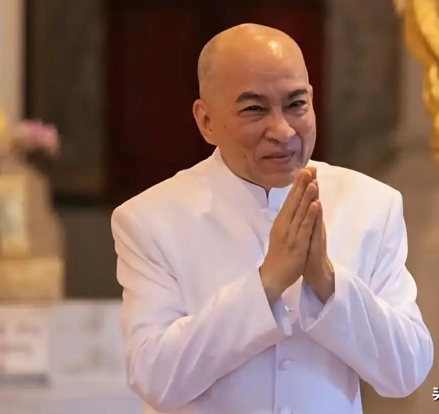 虽然西哈莫尼国王老了，失去了年轻时英俊清秀的相貌，但是还是比同龄人漂亮多了。拿