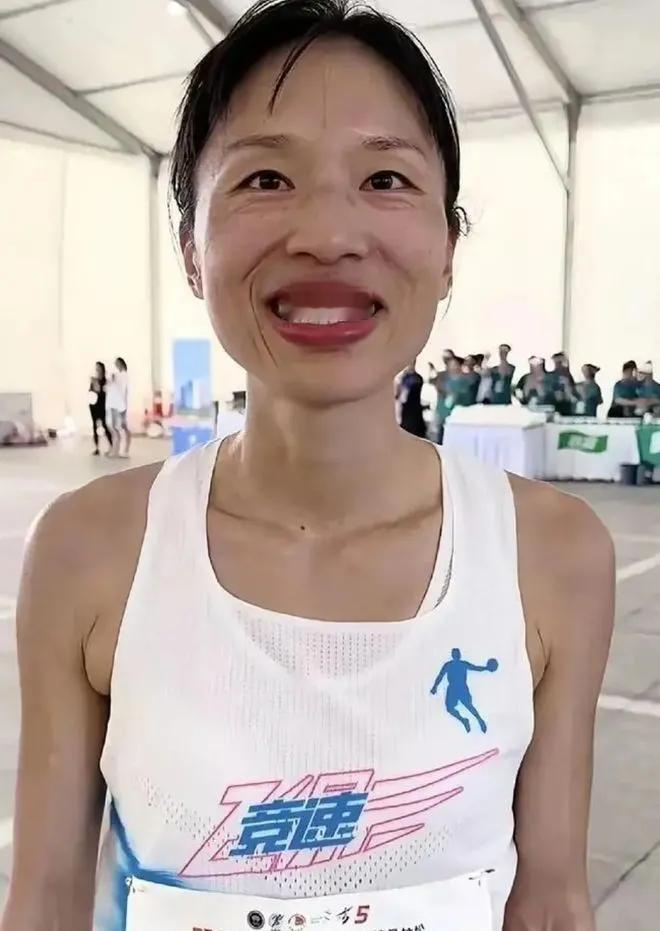 护士水华，跑马跑没啦张水华是护士，好多年的那种，她喜欢跑步，特别喜欢马拉松，所