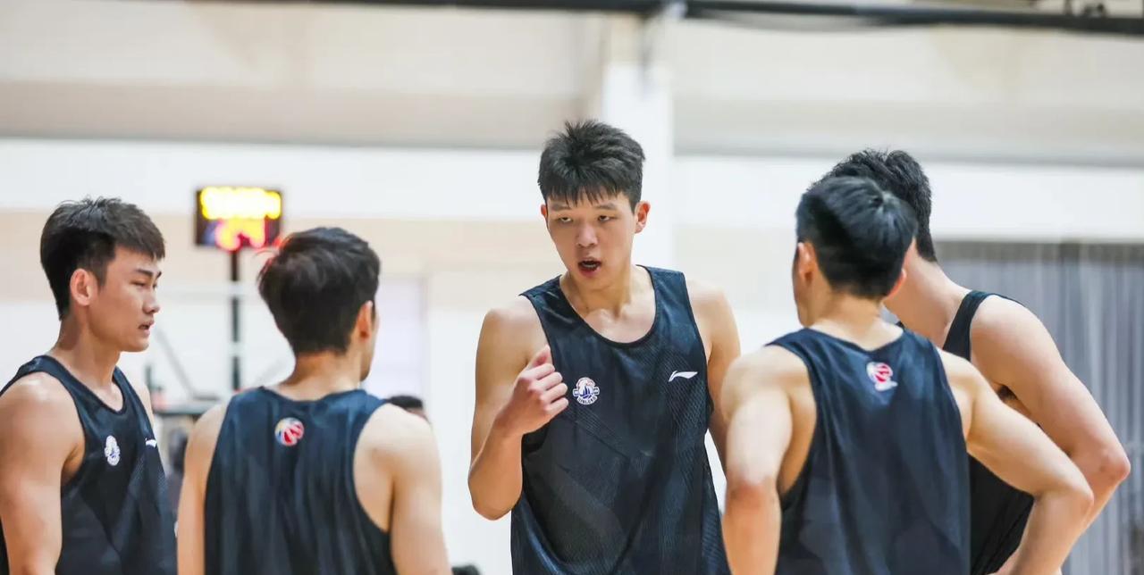 杨瀚森如果被顺利选中的话，他要学习周志豪的外向和恶狠狠。联盟已经公布了75名联