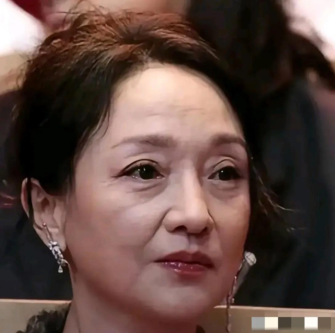 周迅才50岁，老得快了些吧？虽然化了浓妆，但看上去眼周皱纹粗粝，法令纹深刻，法际