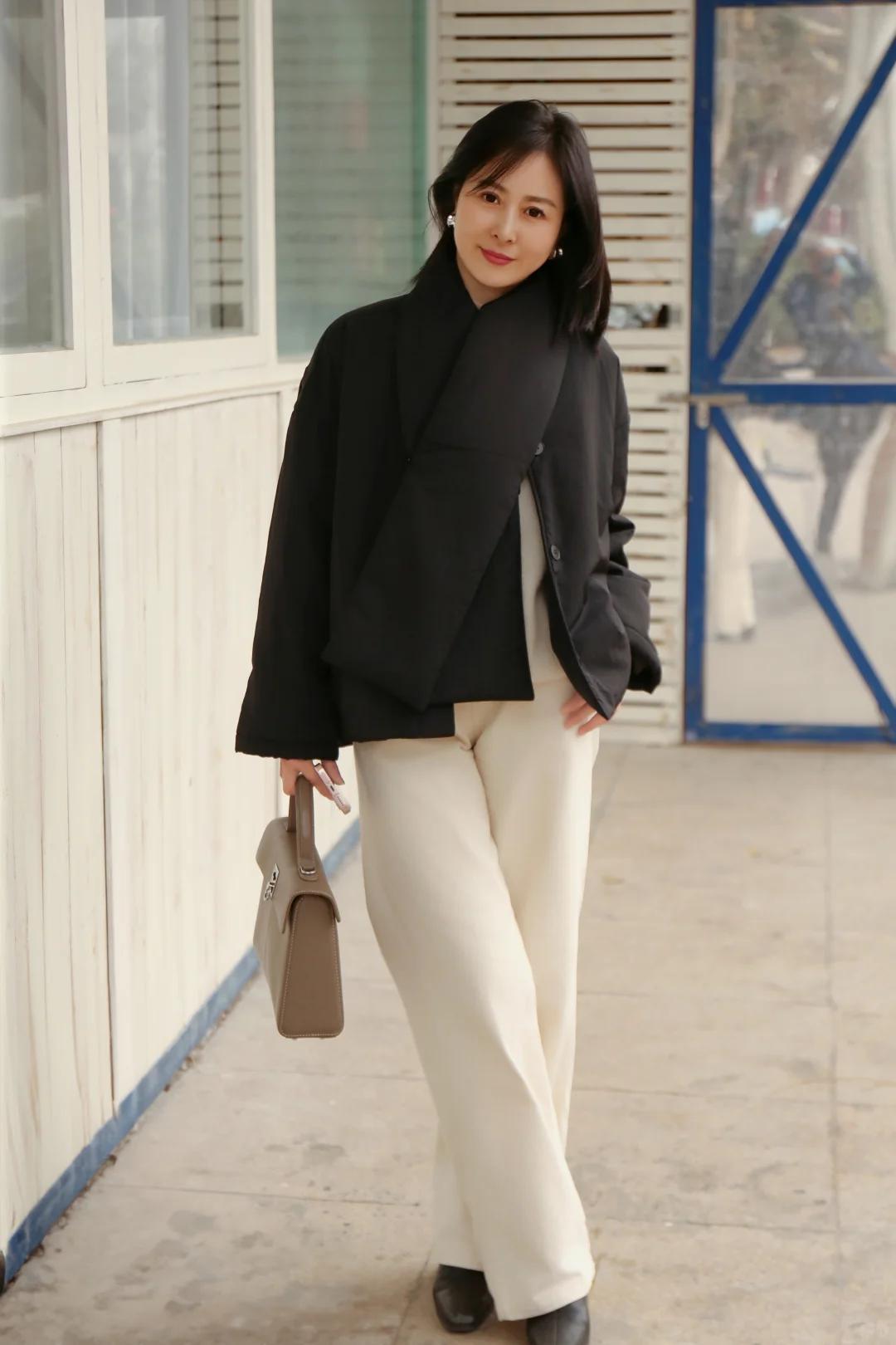 谁说50岁穿搭就只能是沉闷老气？今天分享的这套直接封神！黑色简约风短款羽绒服，