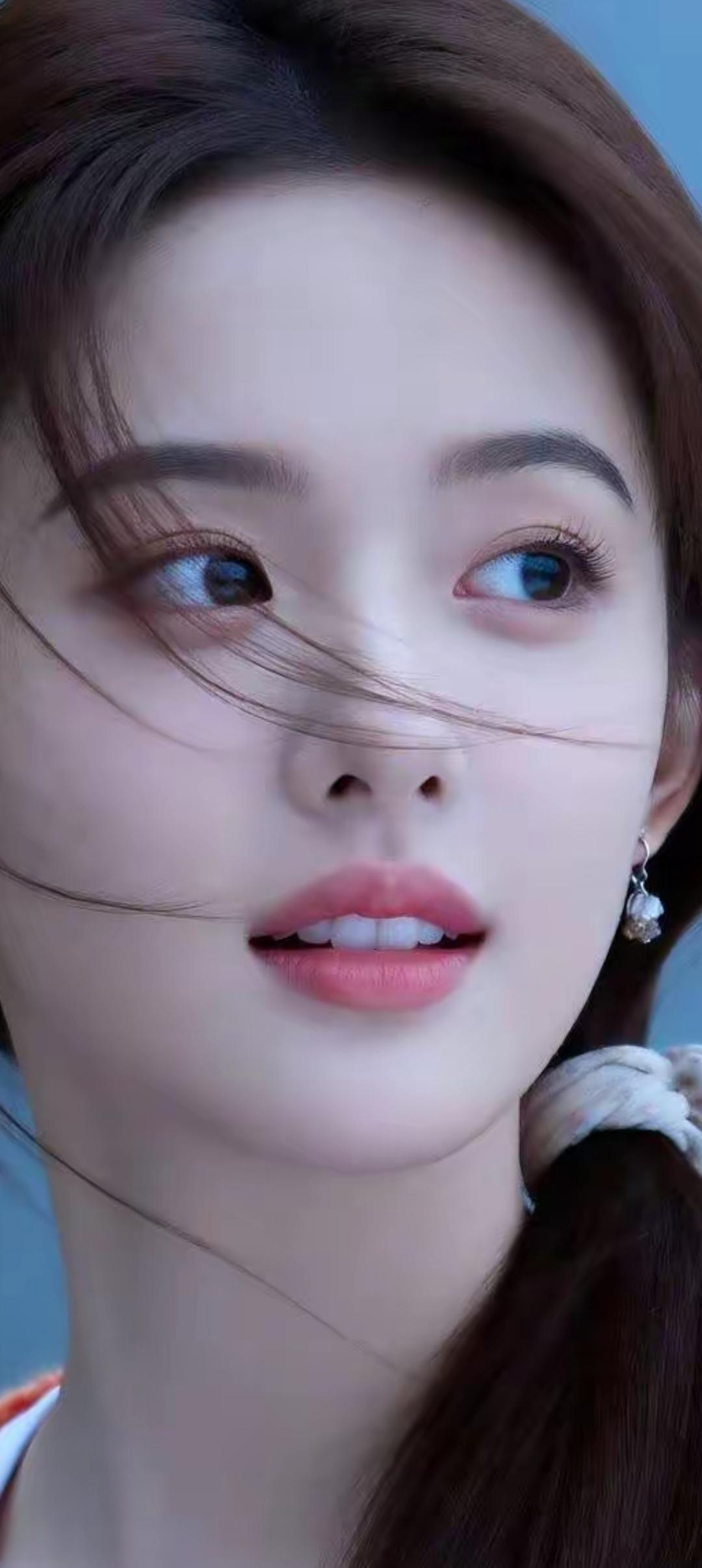 温柔甜美的少女，微风轻拂发丝，清新自然。