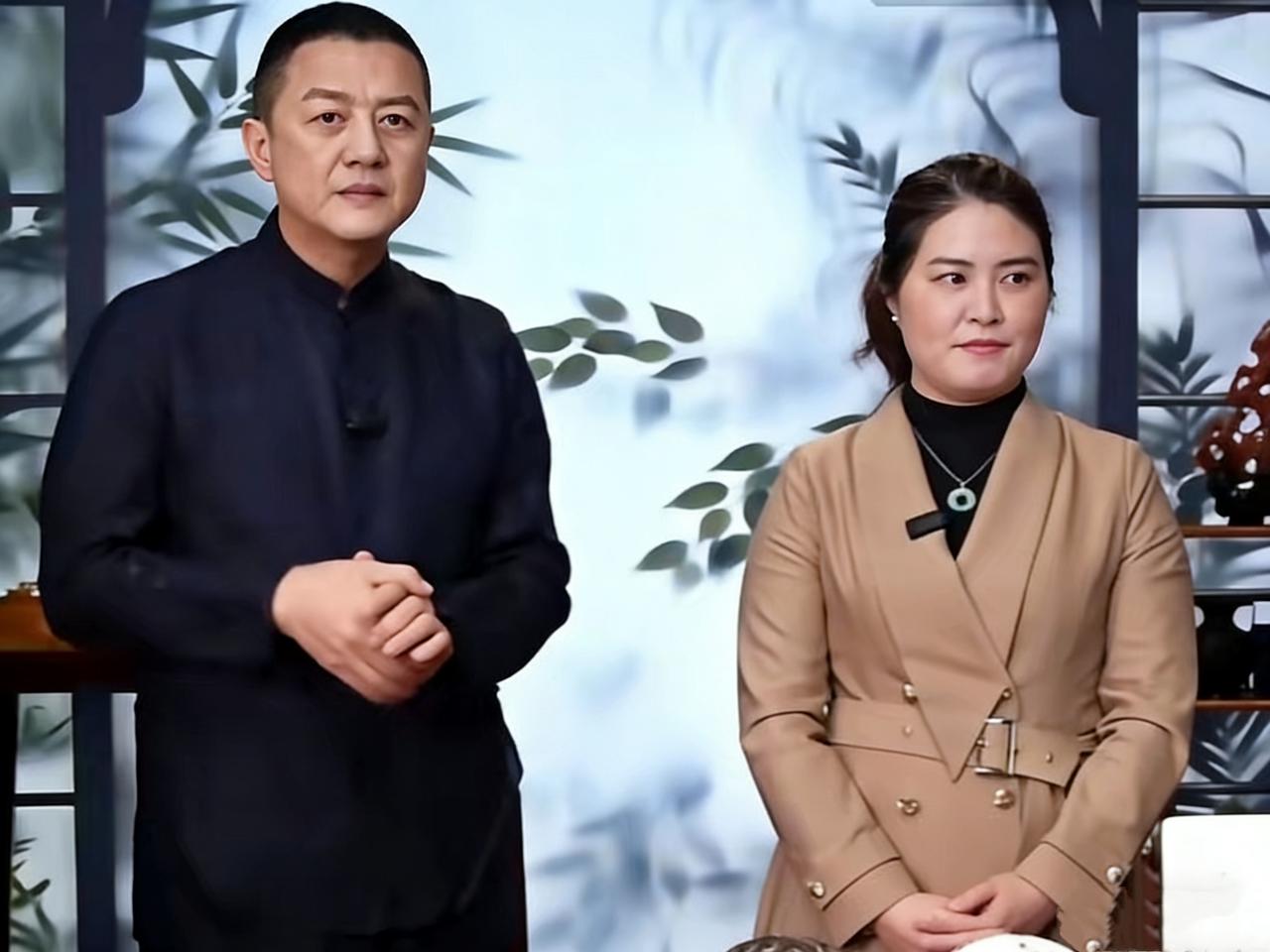 昨晚在李亚鹏的直播间里，有个细节十分有趣那位卖茶叶的女老板始终绷着脸，不是茶