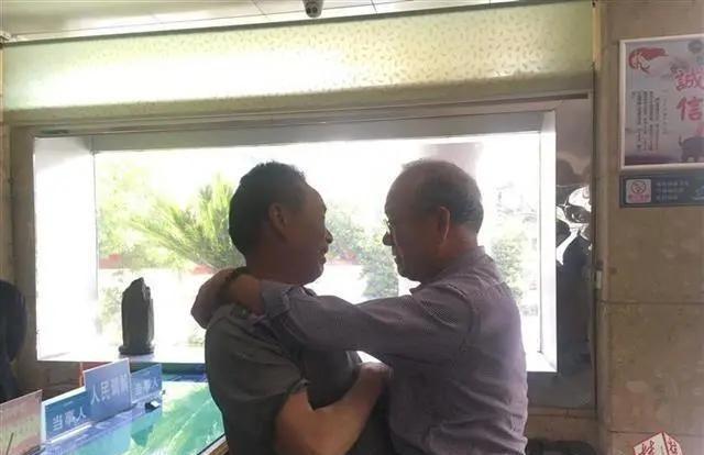 1988年，湖北一男子出于义气，借给朋友5万元做生意，谁知朋友亏得血本无归，二人