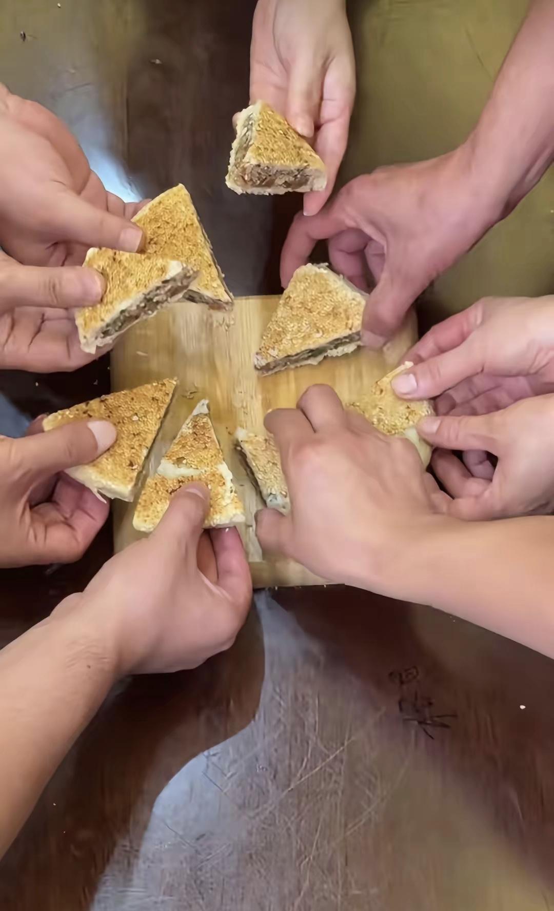 许敏姚师兵过中秋并不孤单，拍摄的粉月饼画面中，起码出现了八个人，也就是说有六个人