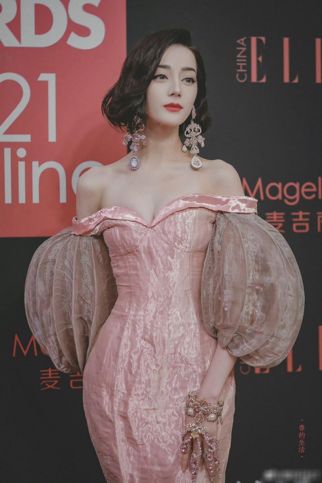 感觉现在很多高定，都是热巴穿剩下的！2021ELLE风尚大典，迪丽热巴身着身着