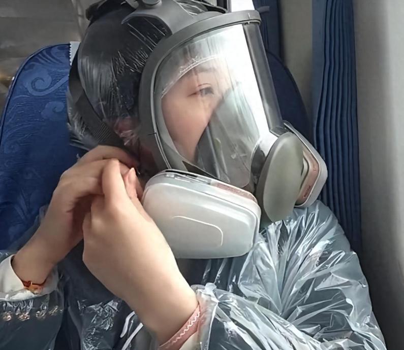 绿皮车作为我国铁路运输的兜底项目，票价便宜、规则自由。目的是为社会中下层人员，