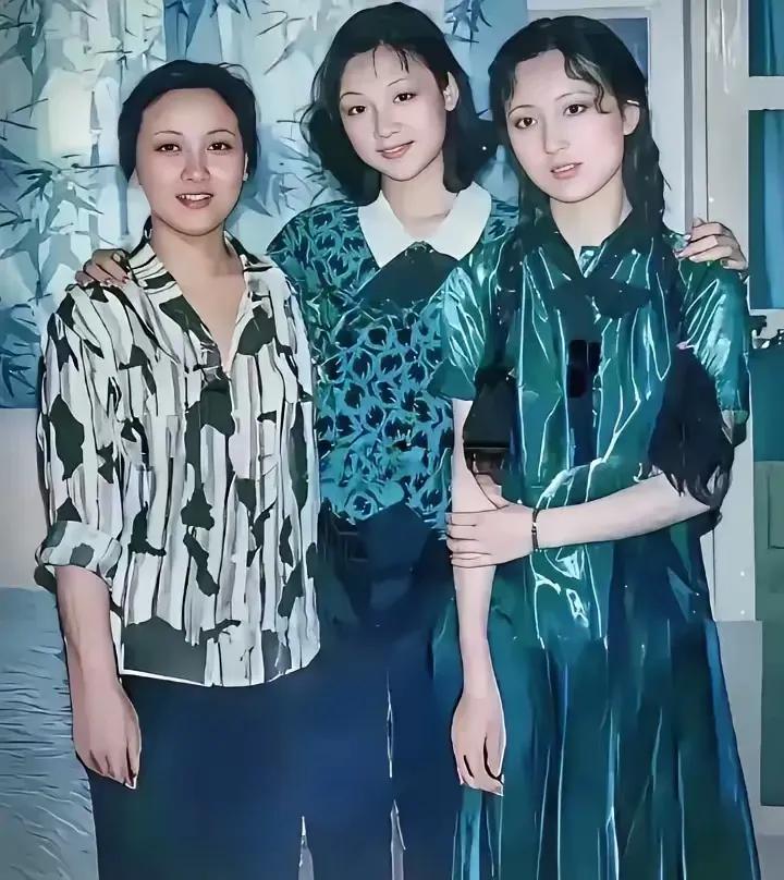 80年代，邓婕、张延和陈晓旭三位演员在拍摄《红楼梦》期间的留影‌，记录了他们在剧