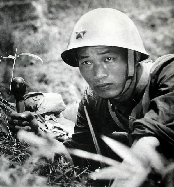 1984年，一22岁战士误闯入一个山洞，他发现里面竟都是女人，然而就在战士摸出手