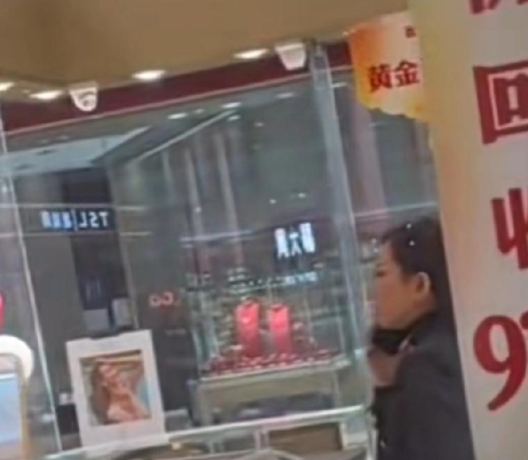 金店纠缠山东一位顾客带孩子逛金店，让孩子试戴手镯不足十秒，取下时店员称金手镯变