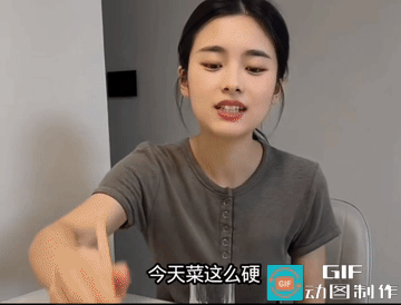 女子她一套一套的。左一套，右一套，看你选中那一套，一起喝吧！女子她没有说，“你