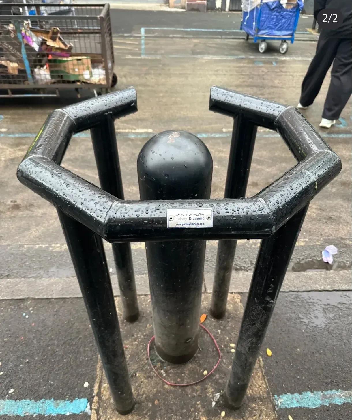 英国街头这地儿，脏乎乎的，中间这环形铁柱特扎眼！友情提示，虽说老外爱养狗，可别以