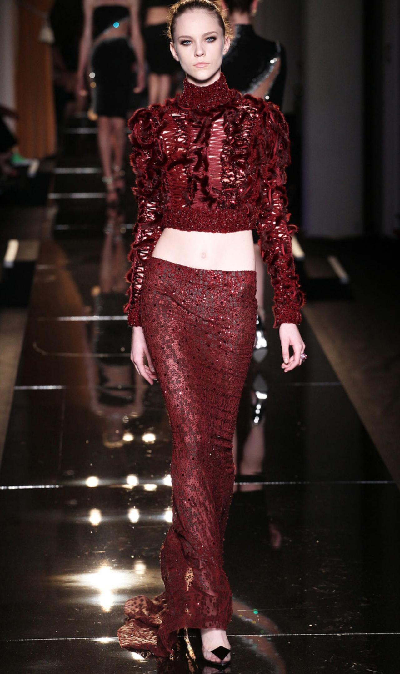 Versace2013秋冬高定系列，塑造出独一份的冷艳御姐风高级气质。打破大众