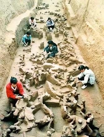 殉葬者的绝境挣扎：考古揭开的历史残酷真相很多人以为殉葬就是把活人关进地宫，