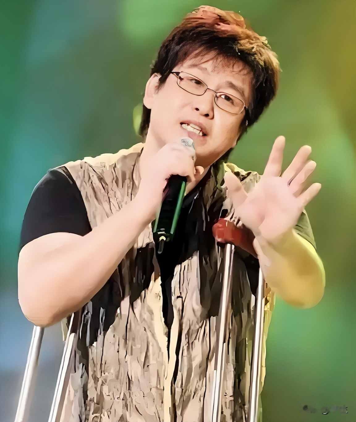 郑智化摔进热搜，机场秒道歉，公众却骂他演戏前阵子郑智化在微博上发火，讲他在深