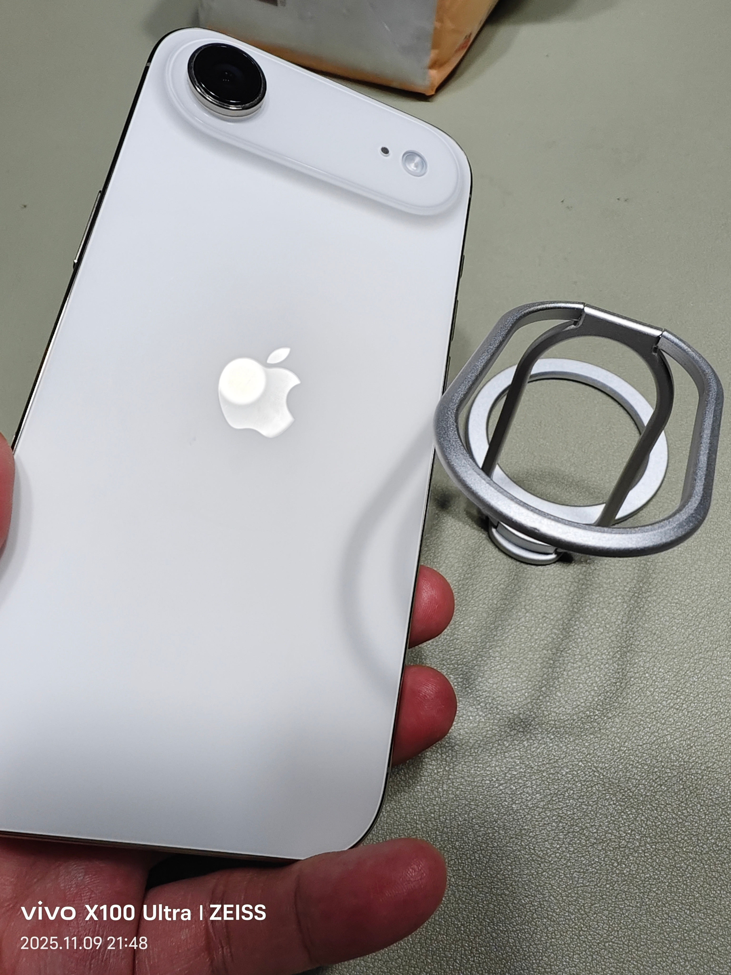 iPhone17刚上那几天铺天盖地的看到后盖被某种磁吸设备划得不成样子的图片，