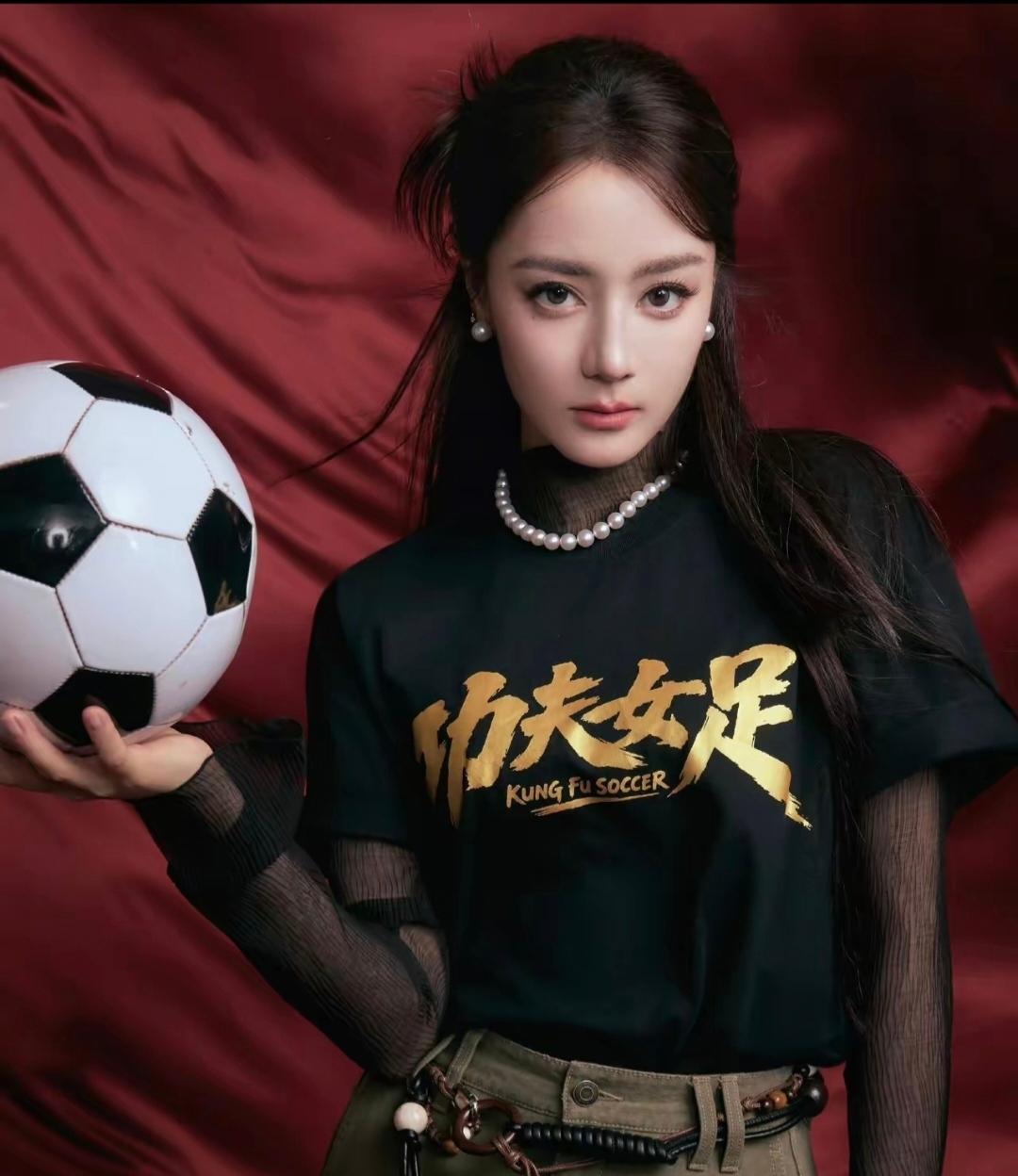 拍《功夫女足》时，周星驰找迪丽热巴演女足，制片人不解:“她明明长了一张不适合喜剧