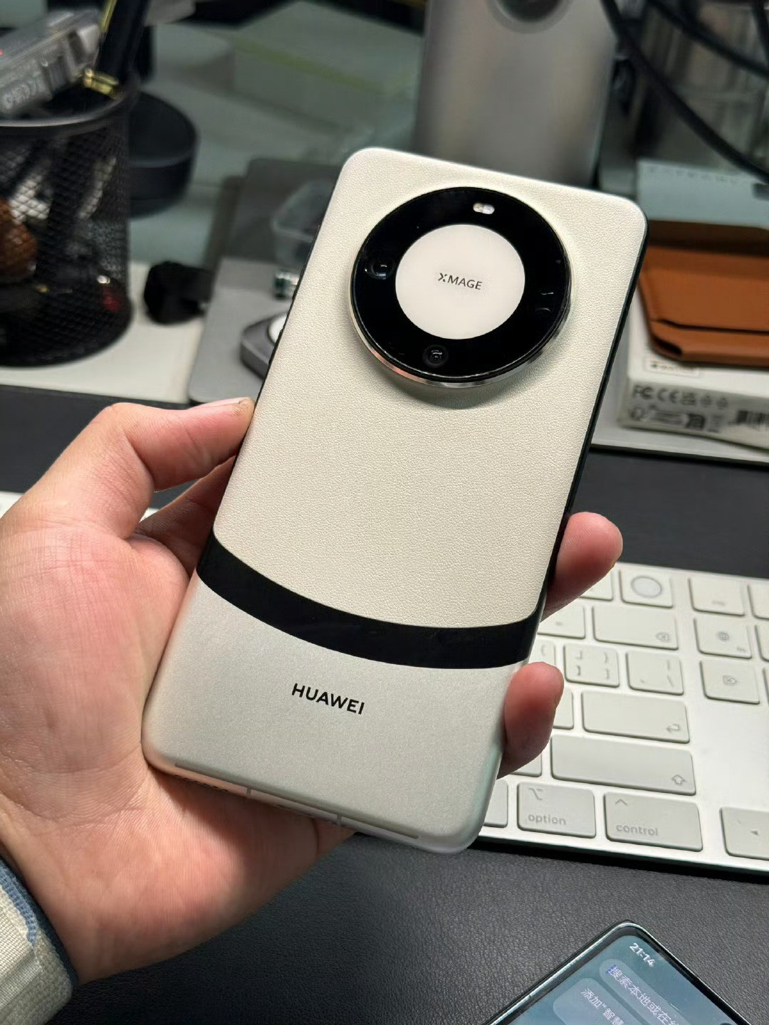 当然华为Mate60Pro+宣白，丹青弧浓墨重彩的一笔，仍然是设计巅峰，服不