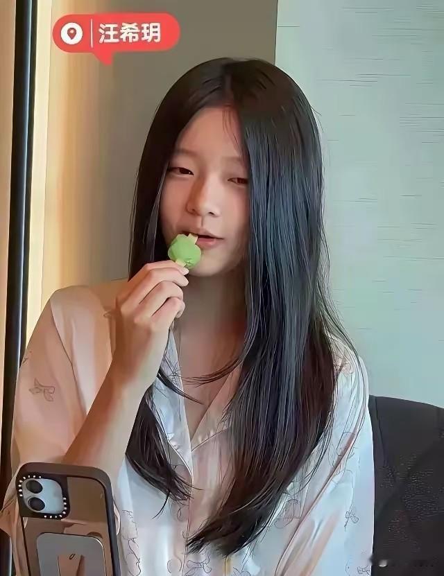 圈内很多事，表面看着光鲜，实则早就藏着不一样的真相。表面看玥儿是在担心爸