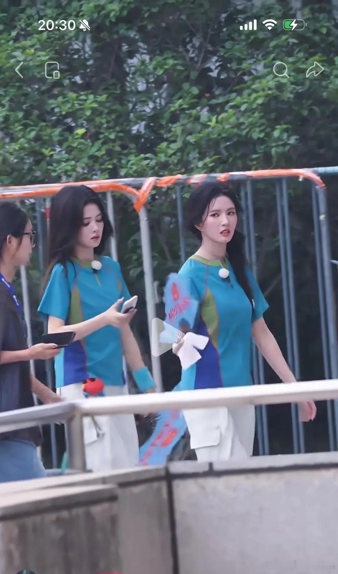 同样的综艺，一个热汗如雨，一个妆容精致…​​​