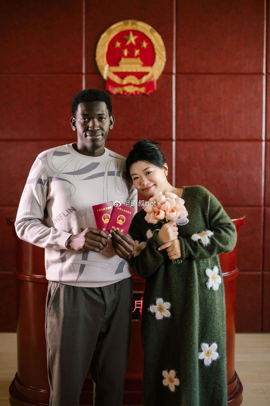 中国女孩分享了她和黑人小哥的恋爱，求婚，结婚和生子的过程。你会祝福她吗？