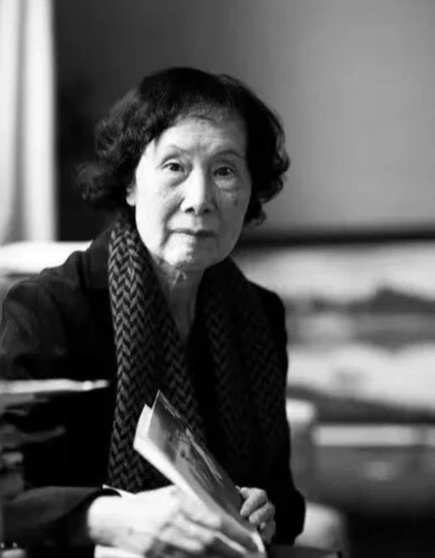 1951年，徐静斐去探望生病的父亲徐悲鸿。一眼瞅见28岁小妈廖静雯吃窝头和咸菜。