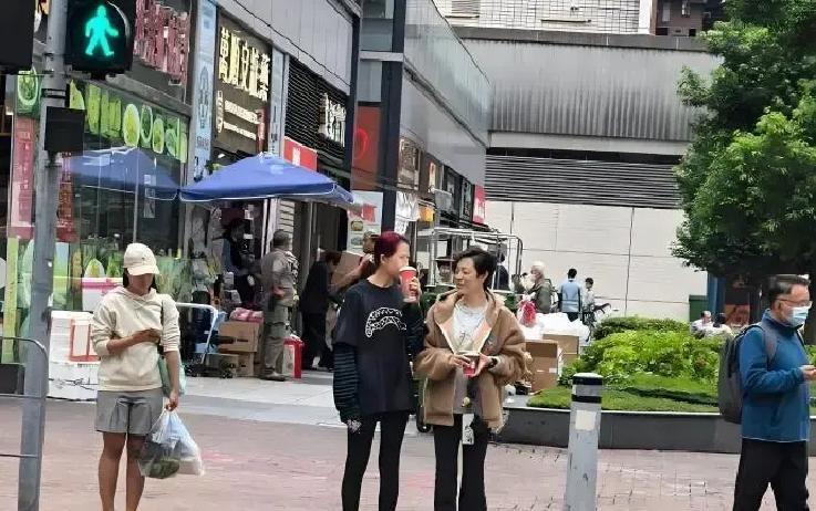 蔡少芬陈法蓉香港逛街不遮挡，全程没人围堵，这差距太真实了最近网友偶遇蔡少芬跟