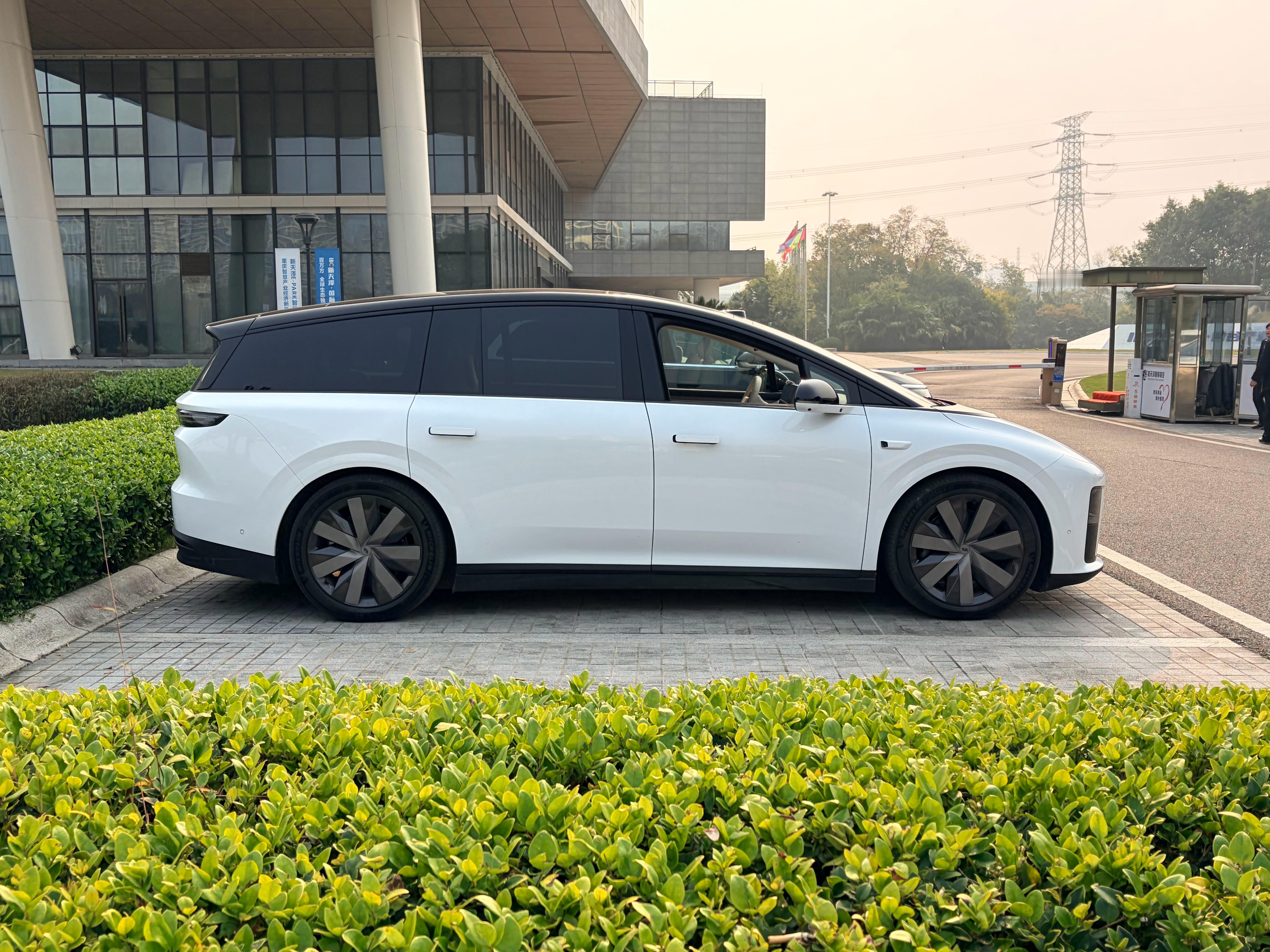 全新一代理想L9这个22寸大轮毂是真好看也是真薄啊，我现场没看到21寸什么样子