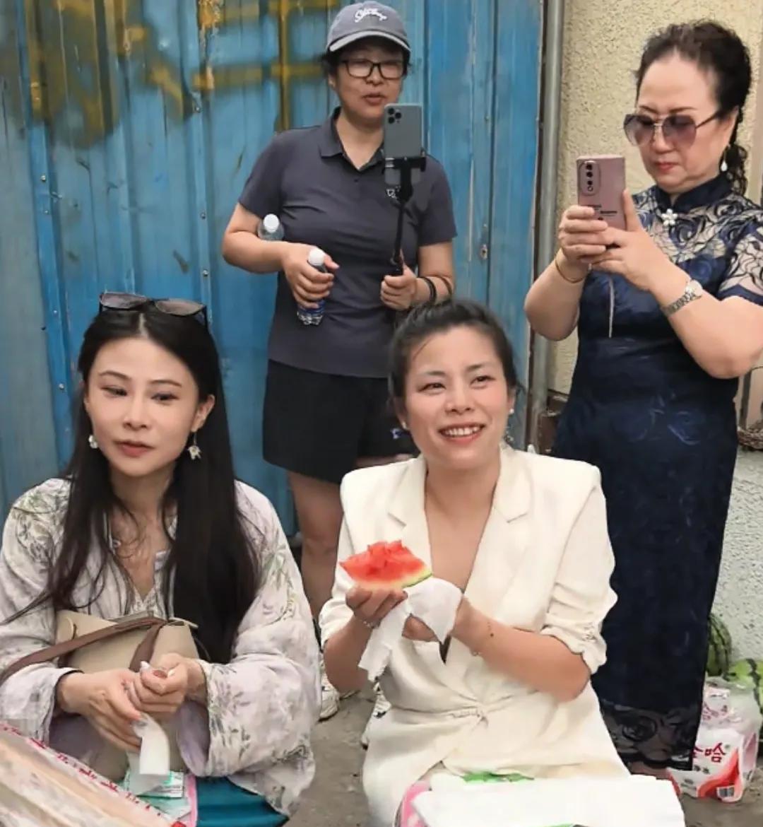 姚家妞妞在隔壁一直直播现场！应该是姚家男儿的夫人在直播，云昊跟着进去了，应该