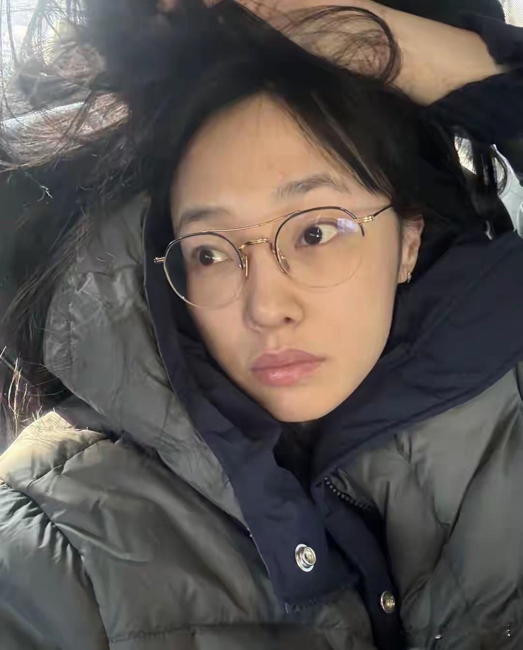 2026年1月6日，演员白百何在社交平台分享了一组素颜上班照，并配文“都是这样上